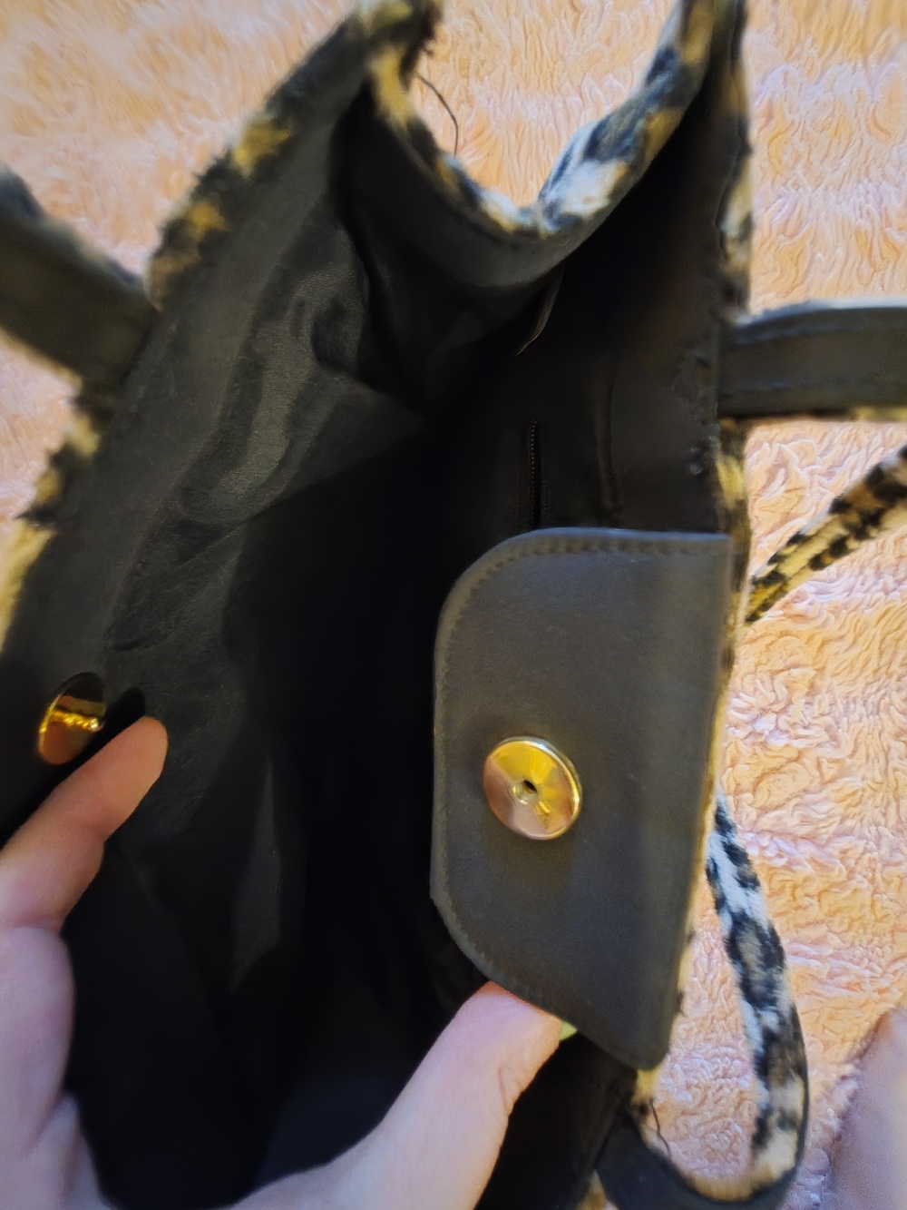 Leopard Faux Fur Tote Bag - Black & Tan - Picture 2 of 5